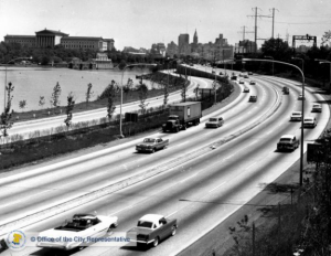 a black and white photograph of the schyulkill expressway in the 1960s. The Philadelphia Art Museum is in the background.